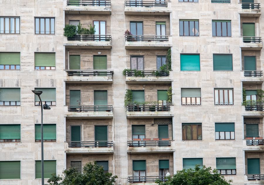 Fachada de prédio residencial com varandas