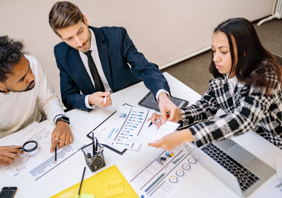 Equipe de negócios analisando relatórios em reunião